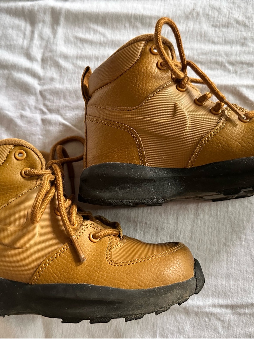 Nike Tan/Black Outdoor Lace-Up Boots
